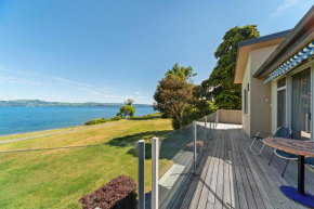 Lakeside Vistas Magic - Rainbow Point Holiday Home on the Waterfront